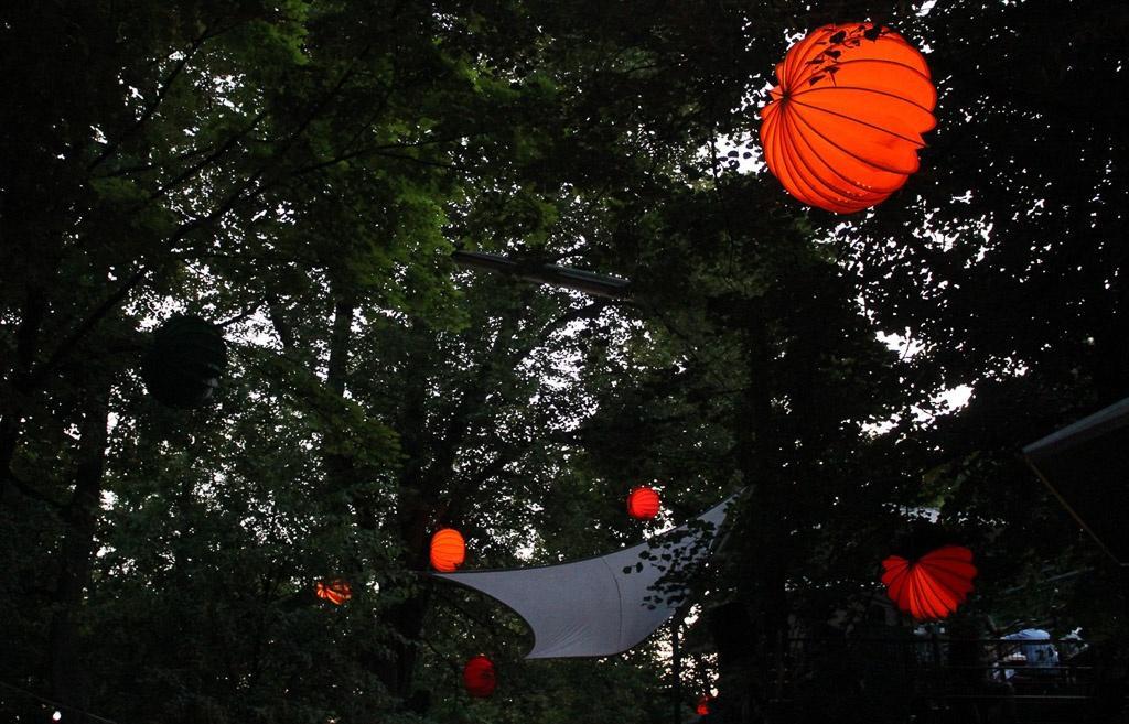 Der wetterfeste und robuste Lampion Barlooon bei der Bergkirchweih in Erlangen an den Kellern in den Bäumen in der Größe L. Der wetterfeste und robuste Lampion Barlooon bei der Bergkirchweih in Erlangen an den Kellern in den Bäumen in der Größe L.
