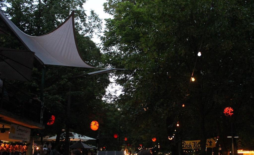 Der wetterfeste und robuste Lampion Barlooon bei der Bergkirchweih in Erlangen an den Kellern in den Bäumen. Der wetterfeste und robuste Lampion Barlooon bei der Bergkirchweih in Erlangen an den Kellern in den Bäumen.
