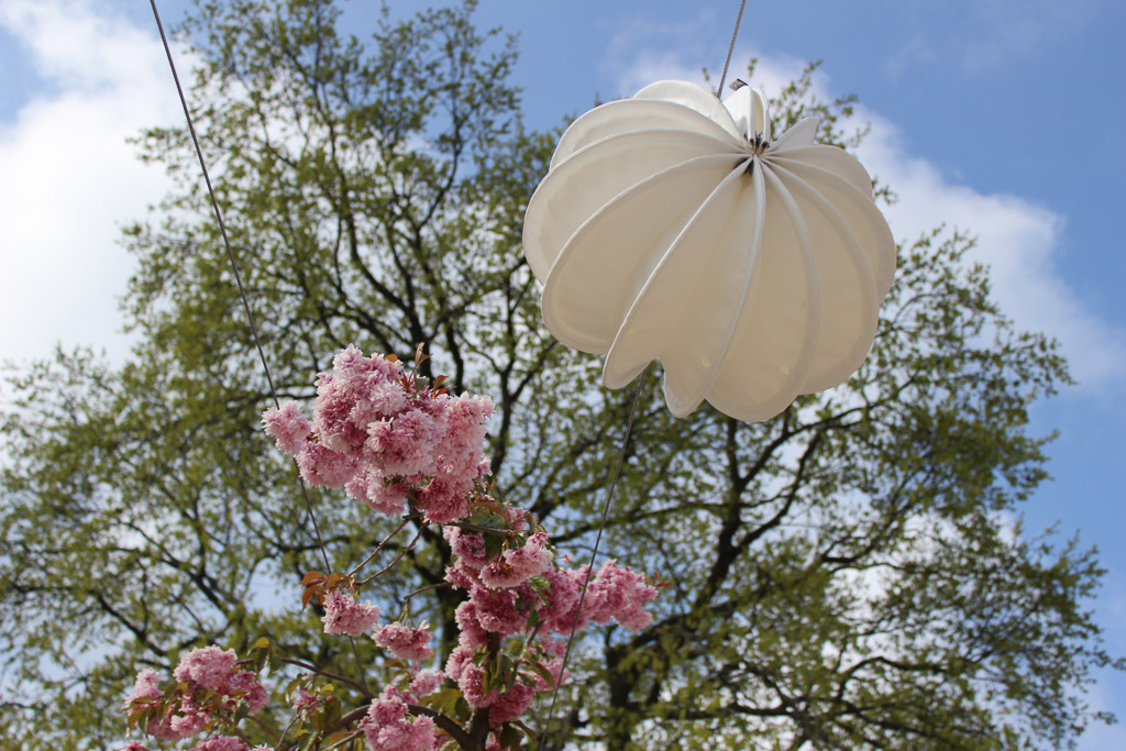 Unser Barlooon in weiß und rot bei der Gartenschau in der Havelregion 2015 – Montiert am Drahtseil. Unser Barlooon in weiß und rot bei der Gartenschau in der Havelregion 2015 - Montiert am Drahtseil.