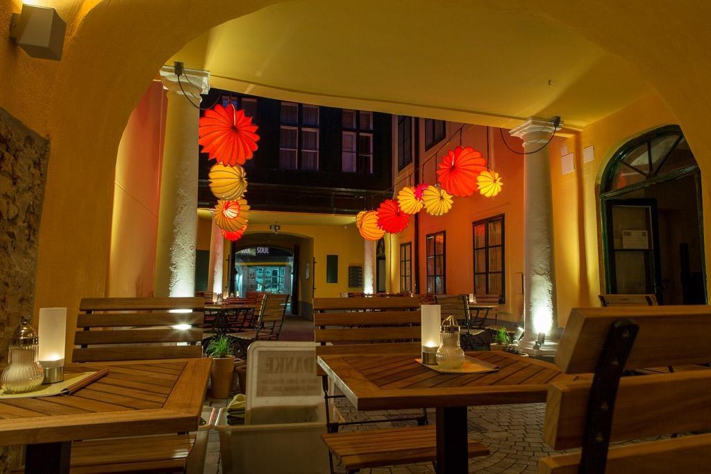 Der wetterfeste und robuste Lampion Barlooon im Café Latte 1070 Wien Österreich als Biergartenbeleuchtung. Der wetterfeste und robuste Lampion Barlooon im Café Latte 1070 Wien Österreich als Biergartenbeleuchtung.