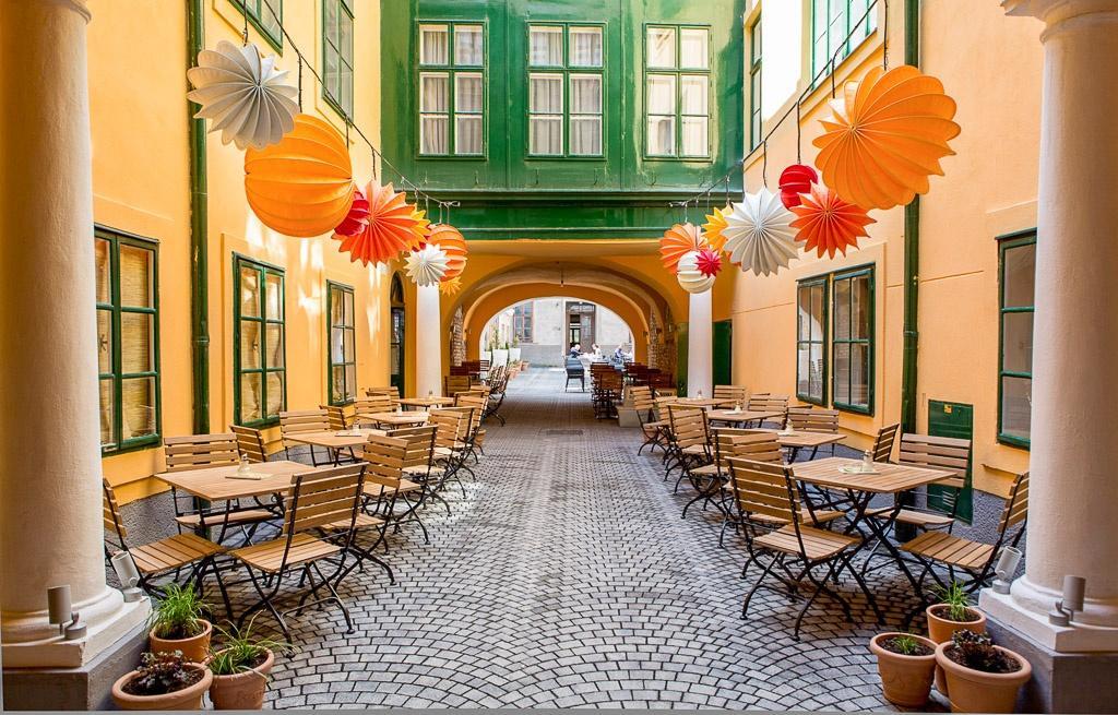 Der wetterfeste und robuste Lampion Barlooon im Café Latte 1070 wien Österreich – Auch bei Tage ein absoluter Hingucker. Der wetterfeste und robuste Lampion Barlooon im Café Latte 1070 wien Österreich - Auch bei Tage ein absoluter Hingucker.