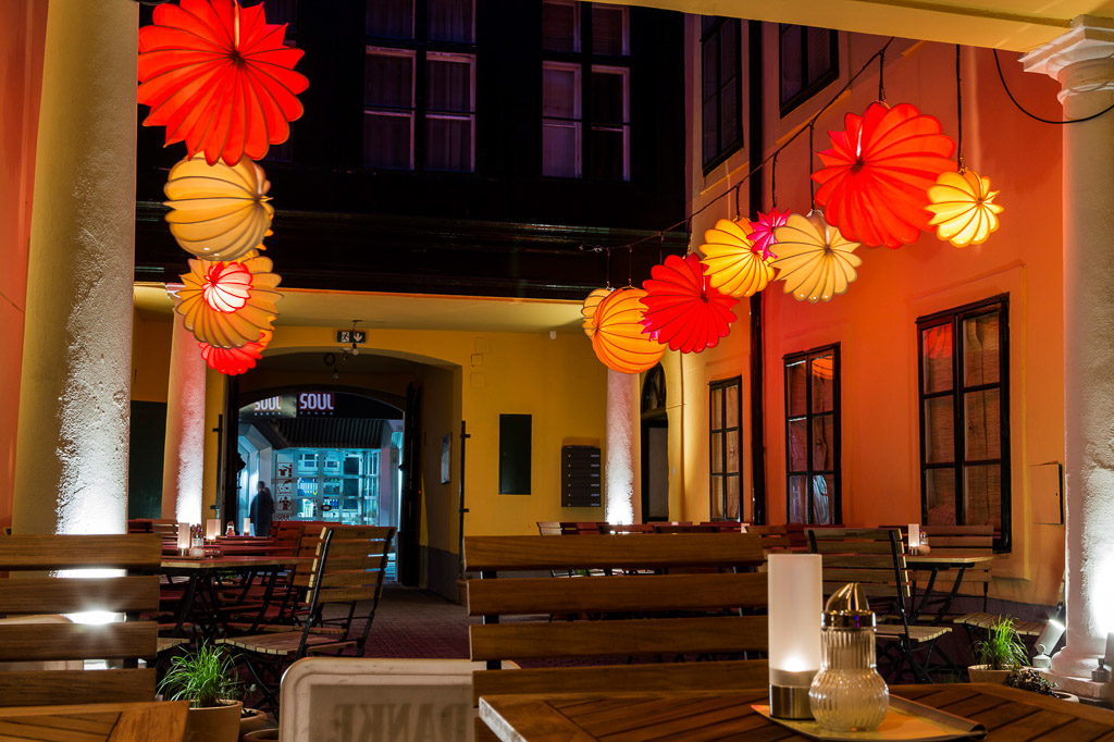 Der wetterfeste und robuste Lampion Barlooon im Café Latte 1070 wien Österreich – Die Innenhof-Beleuchtung. Der wetterfeste und robuste Lampion Barlooon im Café Latte 1070 wien Österreich - Die Innenhof-Beleuchtung.