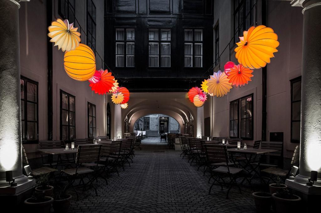 Der wetterfeste und robuste Lampion Barlooon im Café Latte 1070 wien Österreich – Ein Lichtspiel. Der wetterfeste und robuste Lampion Barlooon im Café Latte 1070 wien Österreich - Ein Lichtspiel.