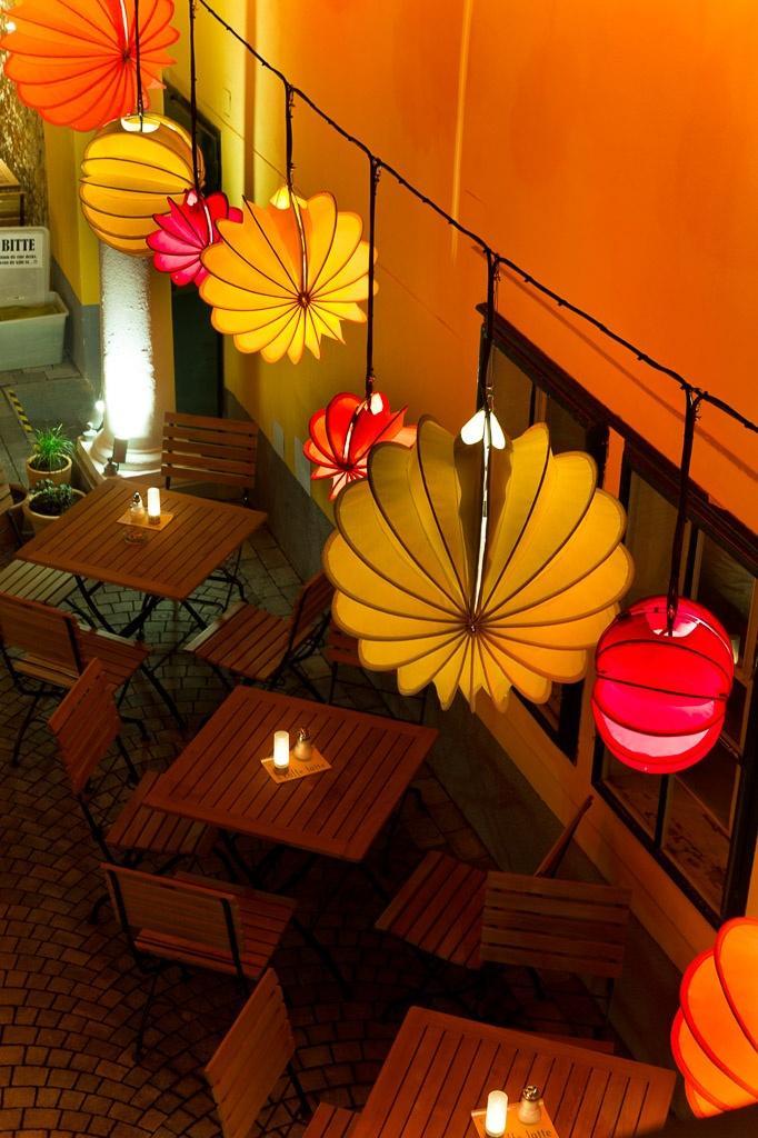 Der wetterfeste und robuste Lampion Barlooon im Café Latte 1070 wien Österreich – Detailansicht Montage. Der wetterfeste und robuste Lampion Barlooon im Café Latte 1070 wien Österreich - Detailansicht Montage.