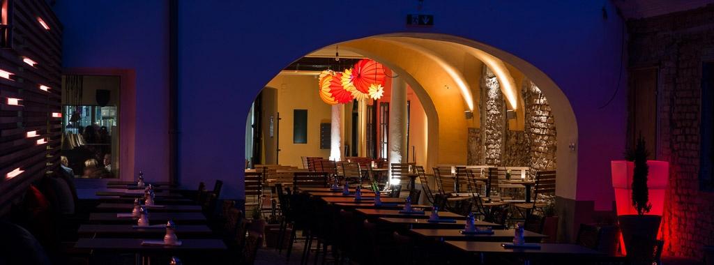Der wetterfeste und robuste Lampion Barlooon im Café Latte 1070 wien Österreich – Beleuchtung für die Gastronomie. Der wetterfeste und robuste Lampion Barlooon im Café Latte 1070 wien Österreich - Beleuchtung für die Gastronomie.