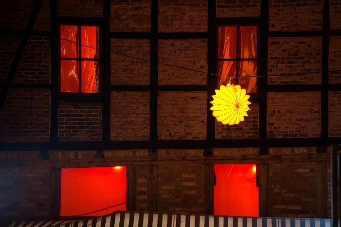 Der wetterfeste und robuste Lampion Barlooon in gelb beim Hotel Theophano in Quedlinburg. Der wetterfeste und robuste Lampion Barlooon in gelb beim Hotel Theophano in Quedlinburg.