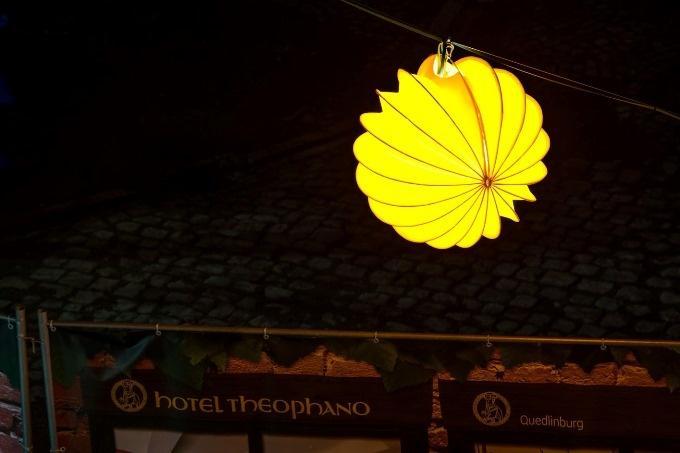 Der wetterfeste und robuste Lampion Barlooon in gelb in der Größe M beim Advent in den Höfen in Quedlinburg Weihnachtsbeleuchtung. Der wetterfeste und robuste Lampion Barlooon in gelb in der Größe M beim Advent in den Höfen in Quedlinburg Weihnachtsbeleuchtung.