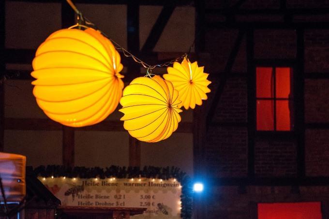 Der wetterfeste und robuste Lampion Barlooon in gelb beim Advent in den Höfen in Quedlinburg Weihnachtsbeleuchtung. Der wetterfeste und robuste Lampion Barlooon in gelb beim Advent in den Höfen in Quedlinburg Weihnachtsbeleuchtung.
