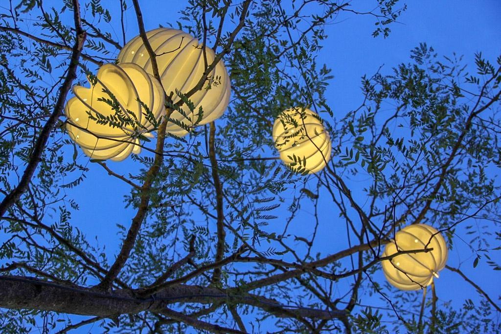 Der wetterfeste und robuste Lampion Barlooon beim Lago-Center in Konstanz in der Farbe weiß. Der wetterfeste und robuste Lampion Barlooon beim Lago-Center in Konstanz in der Farbe weiß.