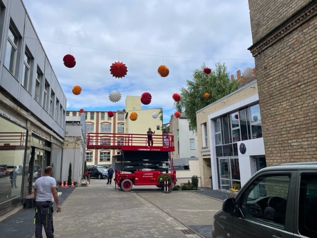 Barlooon wetterfester Lampion Groesse S M L Gessner Jacobi VW Nutzfahrzeuge 30453 Hannover Bauweg 15 Lichtinstallation Barlooon wetterfester Lampion Groesse S M L Gessner Jacobi VW Nutzfahrzeuge 30453 Hannover Bauweg 15 Lichtinstallation