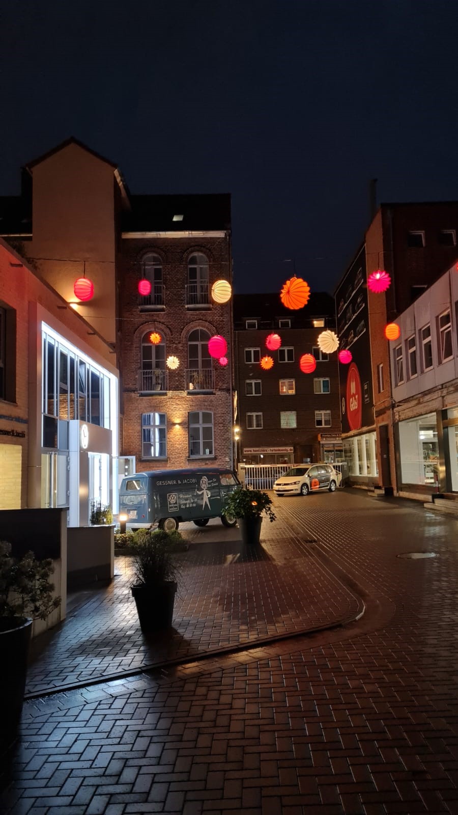 Barlooon wetterfester Lampion gelb orange rot weiß Gessner Jacobi VW Nutzfahrzeuge 30453 Hannover Bauweg 15 Lichtinstallation Barlooon wetterfester Lampion gelb orange rot weiß Gessner Jacobi VW Nutzfahrzeuge 30453 Hannover Bauweg 15 Lichtinstallation