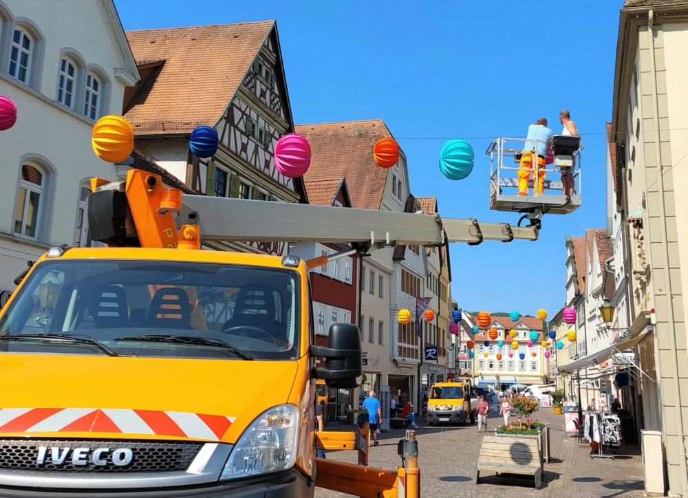 Die Montage der wetterfeste Barlooon Lampions in Bad Mergentheim in der Fußgängerzone mit dem Hubsteiger. Die Montage der wetterfeste Barlooon Lampions in Bad Mergentheim in der Fußgängerzone mit dem Hubsteiger.