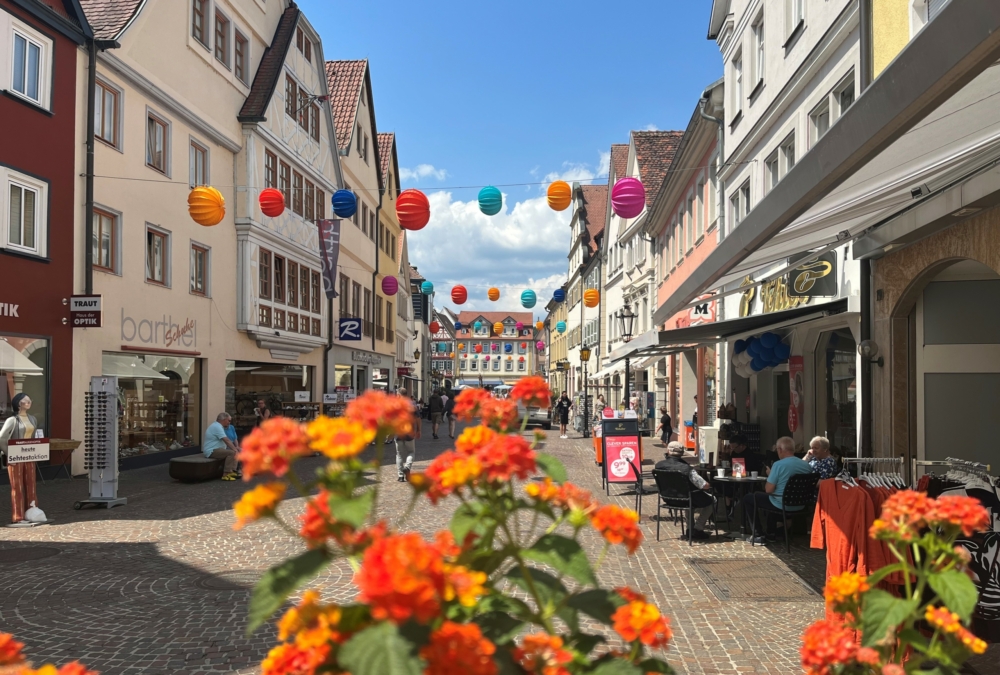 Farbenfrohe wetterfeste Barlooon Lampions in Bad Mergentheim in der Fußgängerzone. Farbenfrohe wetterfeste Barlooon Lampions in Bad Mergentheim in der Fußgängerzone.