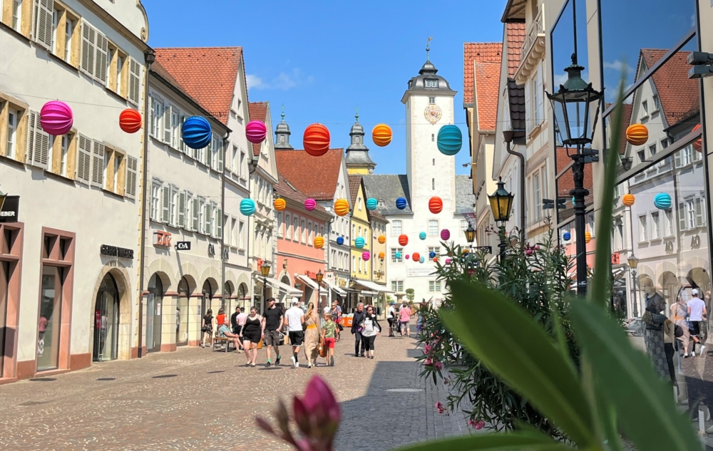 Bunte robuste Lampions von Barlooon dekorativ im Einsatz in der Fußgängerzone von Bad Mergentheim. Bunte robuste Lampions von Barlooon dekorativ im Einsatz in der Fußgängerzone von Bad Mergentheim.