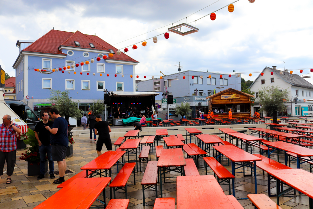 Wetterfeste Barlooon Lampions als Dekoration im Objektbereich in der Stadt Landau a.d.Isar. Wetterfeste Barlooon Lampions als Dekoration im Objektbereich in der Stadt Landau a.d.Isar.