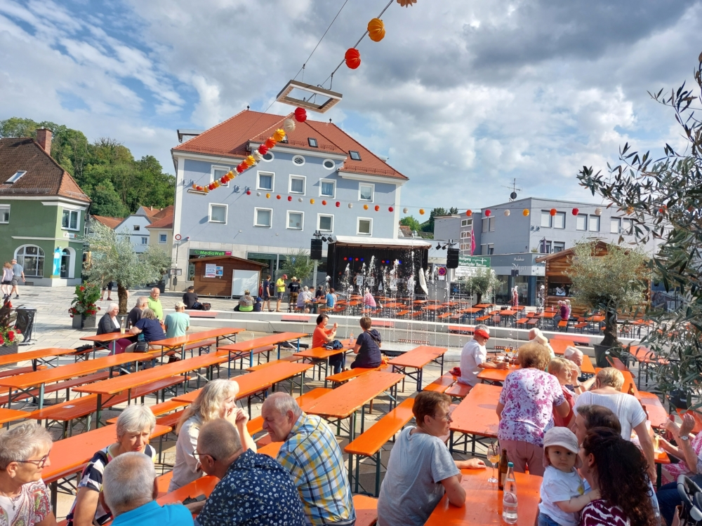 Wetterfeste Barlooon Lampions als Dekoration montiert am Drahtseil in der Stadt Landau a.d.Isar. Wetterfeste Barlooon Lampions als Dekoration montiert am Drahtseil in der Stadt Landau a.d.Isar.