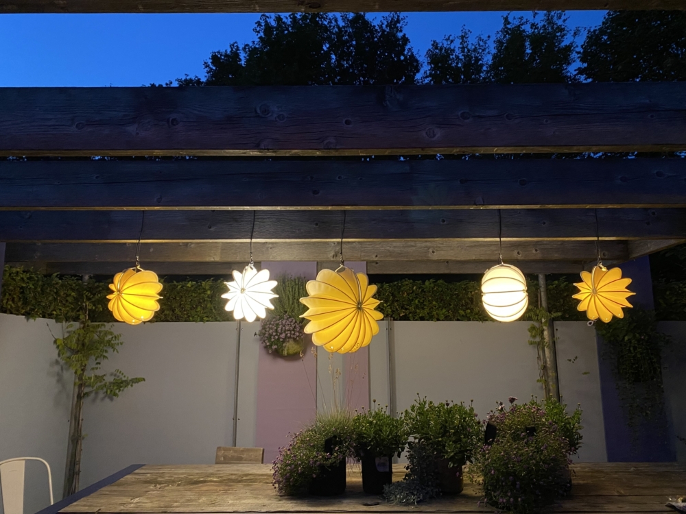 Weiße und cremefarbene Barlooon Lampions mit Lichtinstallation beim Park der Gärten bei Dunkelheit.robust Lampion 4 Weiße und cremefarbene Barlooon Lampions mit Lichtinstallation beim Park der Gärten bei Dunkelheit.