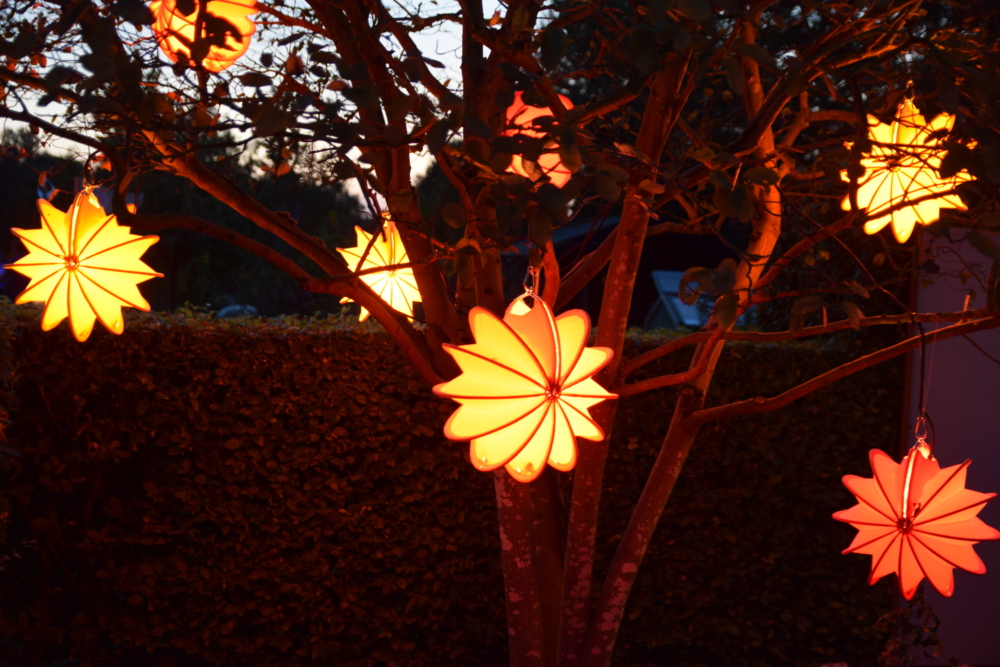 Barlooon Lampions in gelb, orange und rot mit Lichtinstallation beim Park der Gärten bei Dunkelheit im Baum.robust Lampion Barlooon Lampions in gelb, orange und rot mit Lichtinstallation beim Park der Gärten bei Dunkelheit im Baum.
