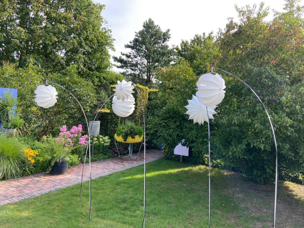 Weiße Barlooon Lampions im Einsatz im Park der Gärten in Bad Zwischenahn. Weiße Barlooon Lampions im Einsatz im Park der Gärten in Bad Zwischenahn.