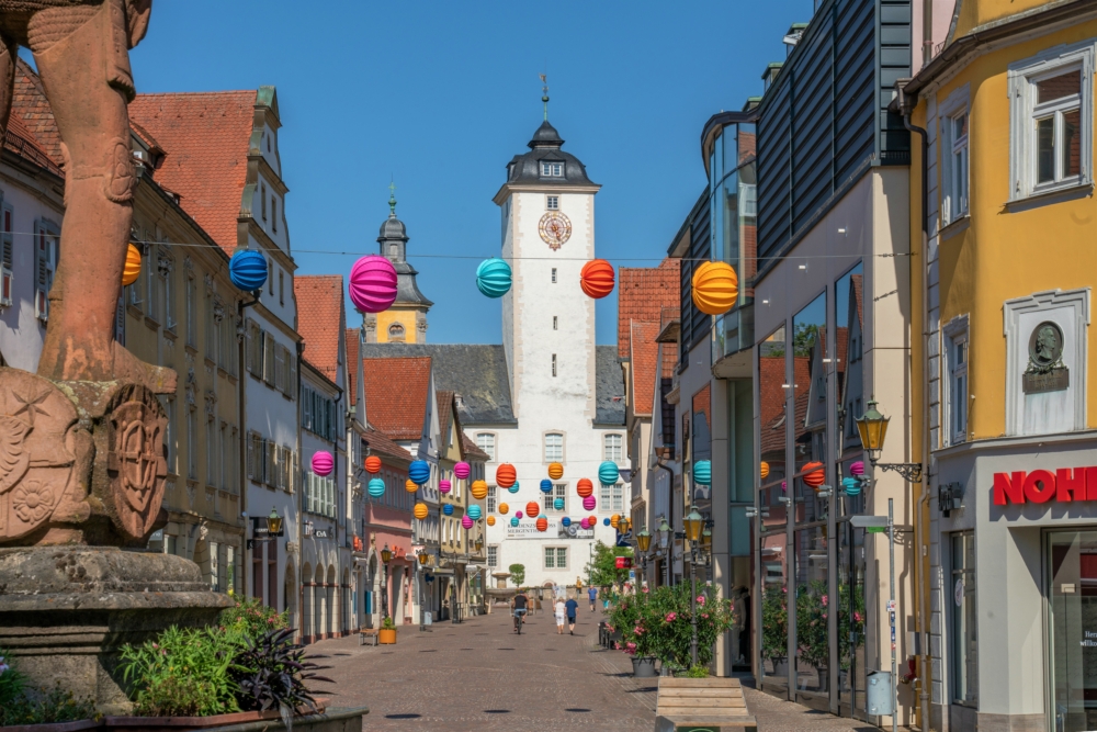 Barlooon Lampions in den Farben gelb, orange, türkis, pink und blau verleihen der Fußgängerzone Bad Mergentheim ein sommerlichen Flair. Barlooon Lampions in den Farben gelb, orange, türkis, pink und blau verleihen der Fußgängerzone Bad Mergentheim ein sommerlichen Flair.