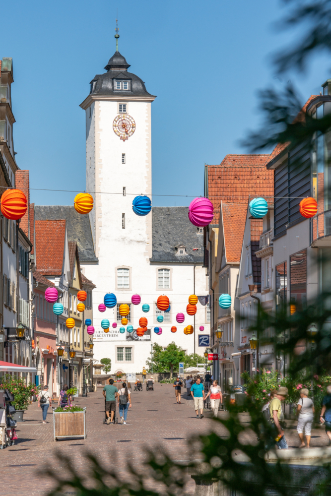 Stadtmarketing in Bad Mergentheim realisiert farbenfrohe wetterfeste Lampions von Barlooon. Stadtmarketing in Bad Mergentheim realisiert farbenfrohe wetterfeste Lampions von Barlooon.