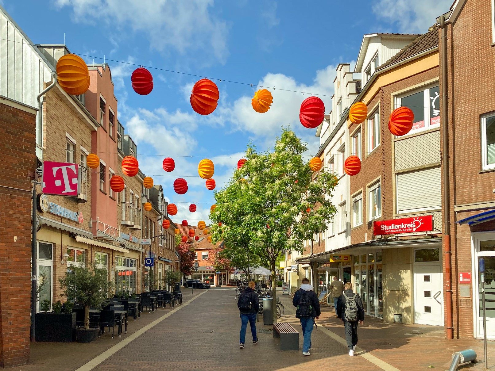Wetterfeste Barlooon Lampions in gelb, orange und rot in Meppen in der Fußgängerzone. Wetterfeste Barlooon Lampions in gelb, orange und rot in Meppen in der Fußgängerzone.